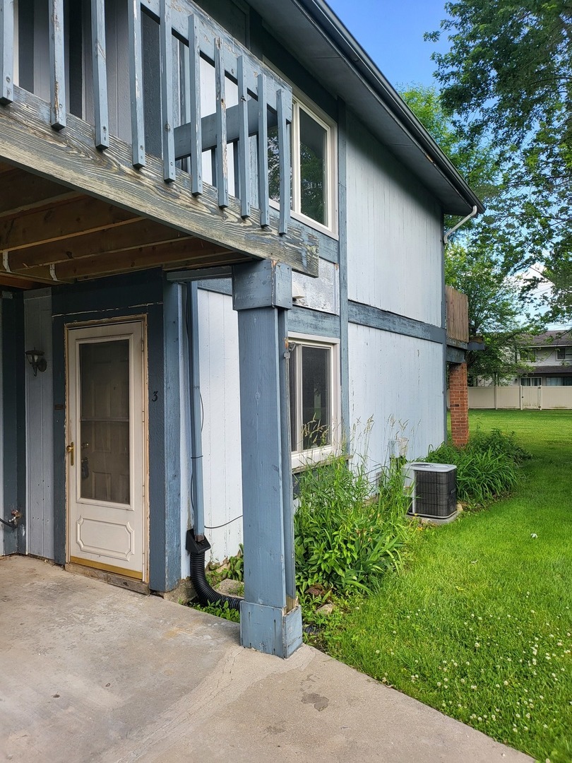 a view of a house with backyard and sitting area