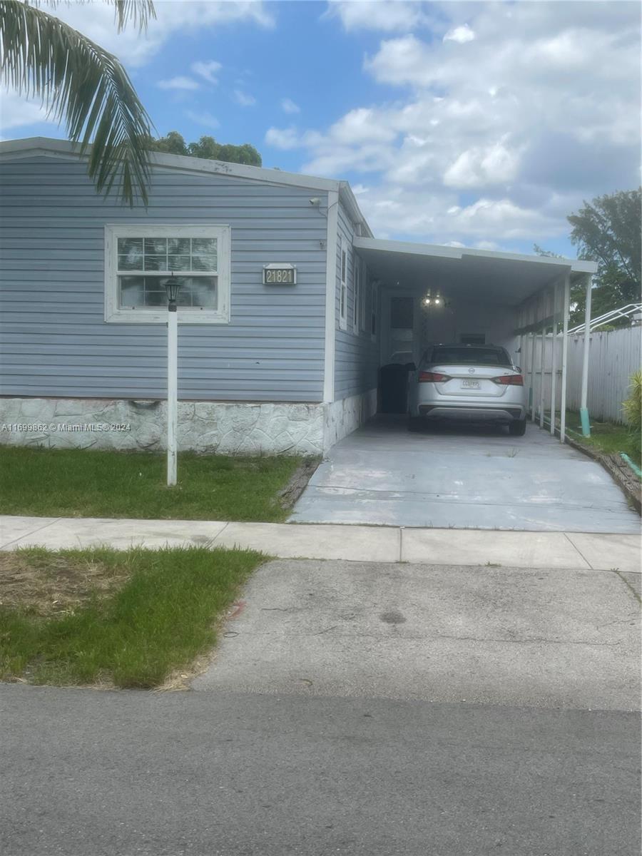 a view of a house with backyard and garden