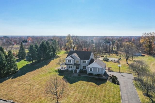 $999,900 | 7 Delameter Court | Readington Township - Hunterdon County