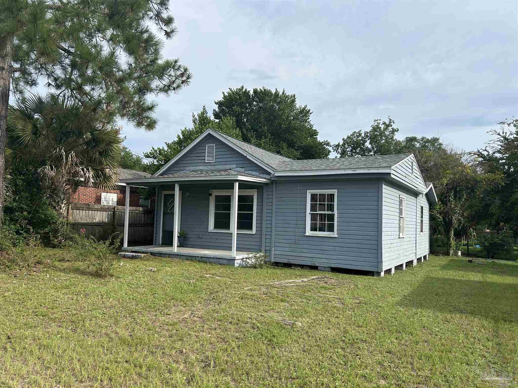 a view of a house with a yard