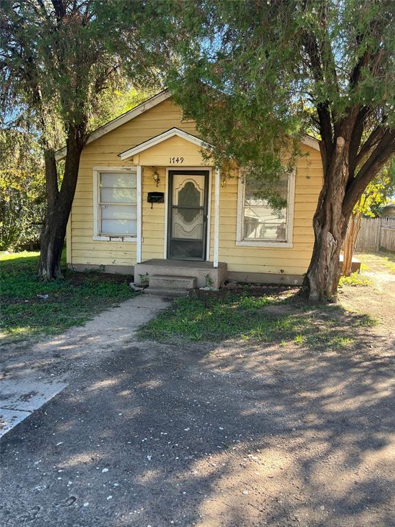 a view of a house with yard and a tree