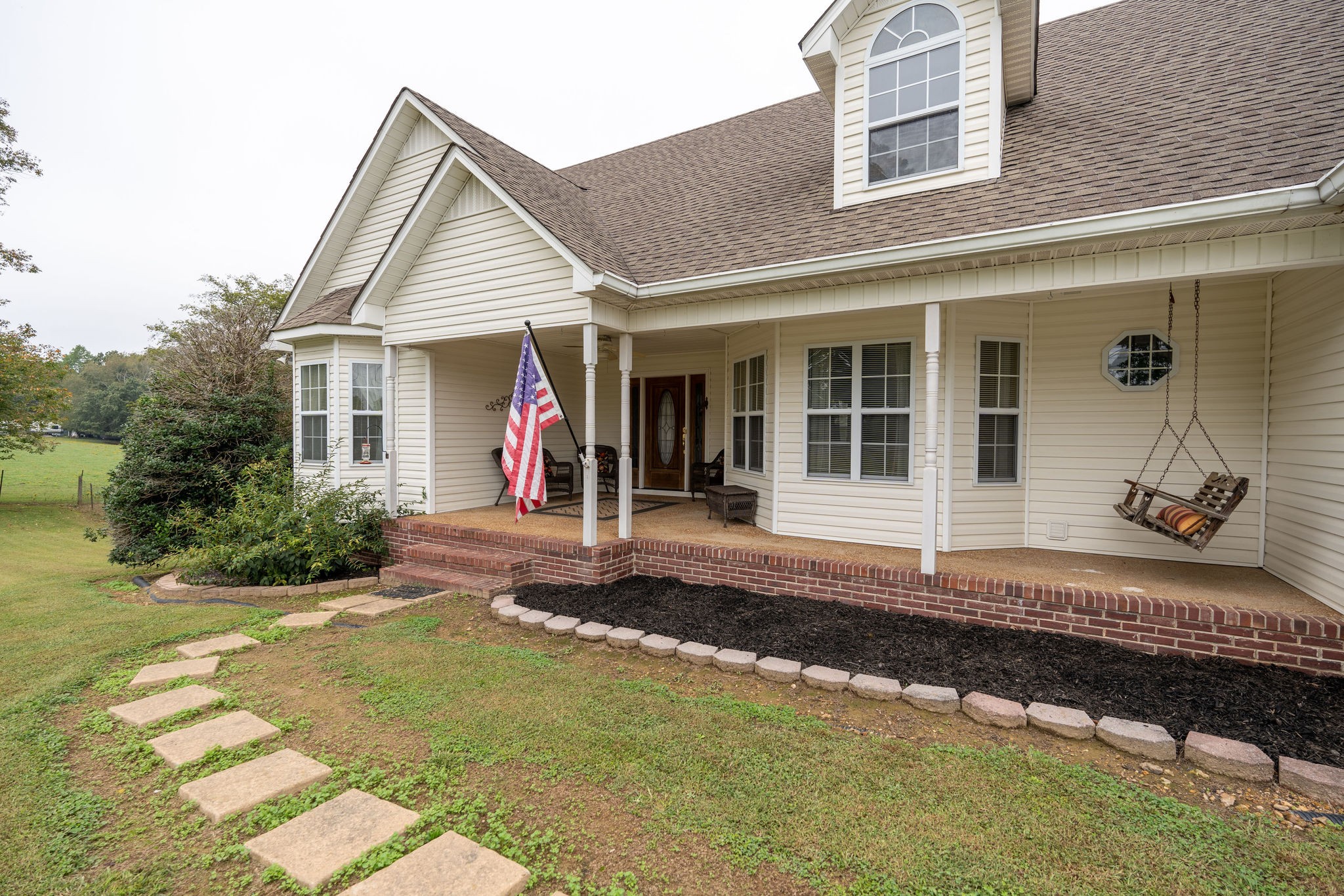 Very inviting front porch!!!