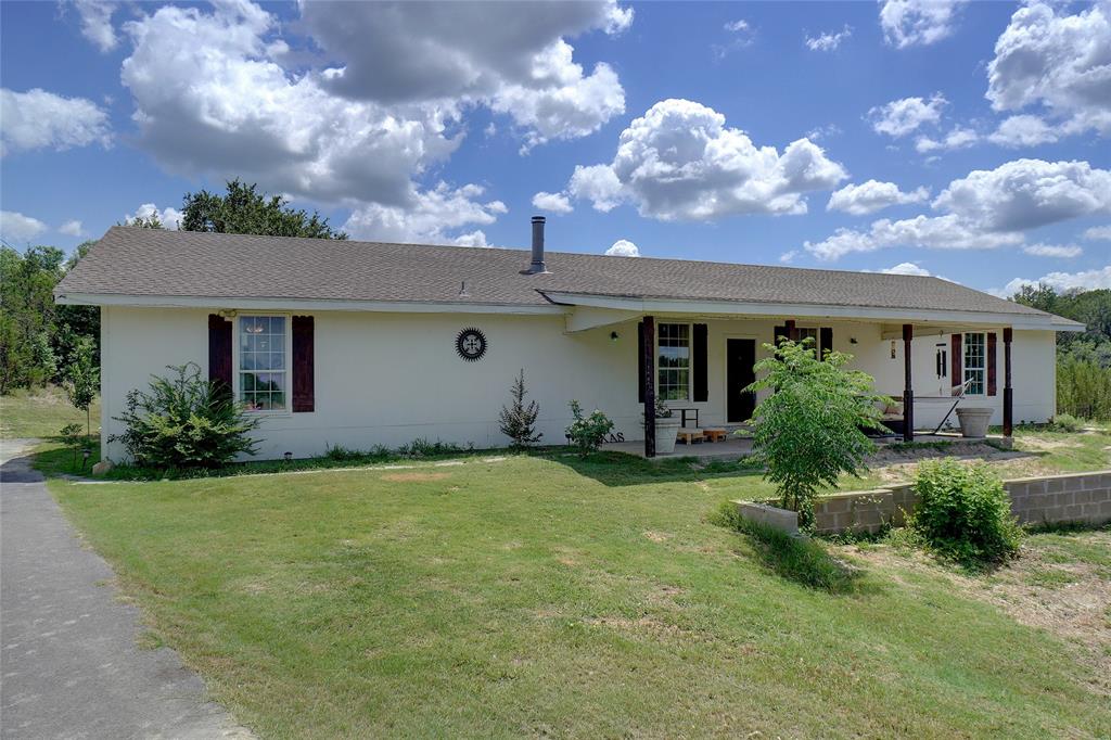 a view of a house with backyard and garden