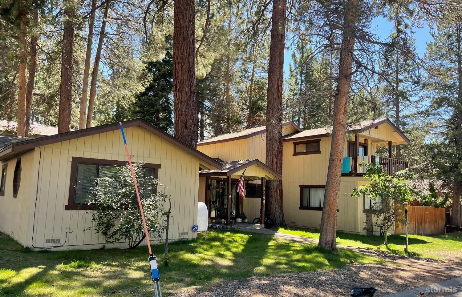 a view of a back yard of the house