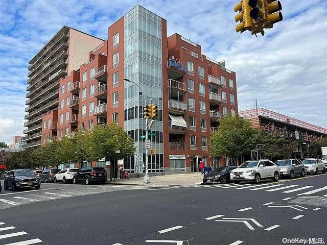 $900,000 | 38-30 Parsons Boulevard, Unit PHC | Downtown Flushing