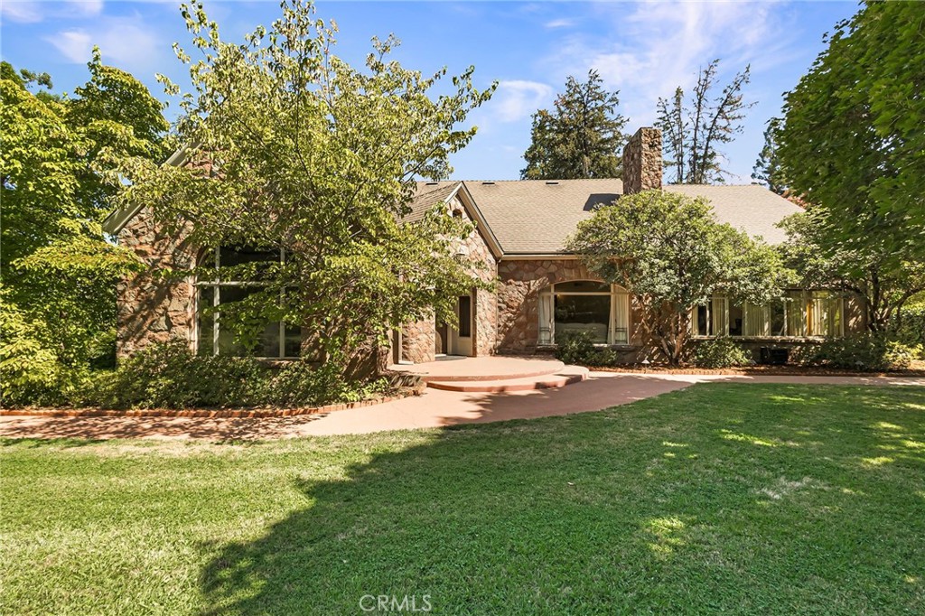 a view of a house with a yard