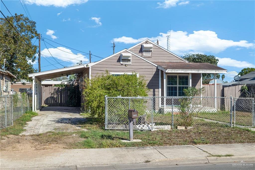 Bungalow with a carport