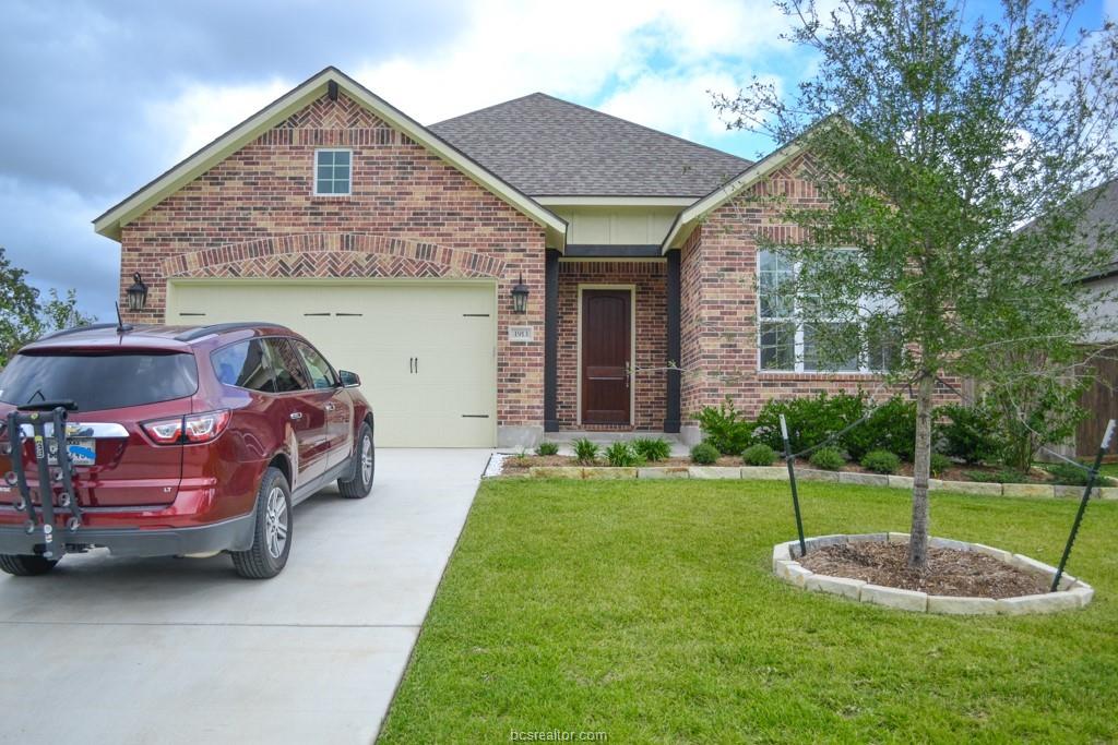 View of front of home featuring a front lawn and a