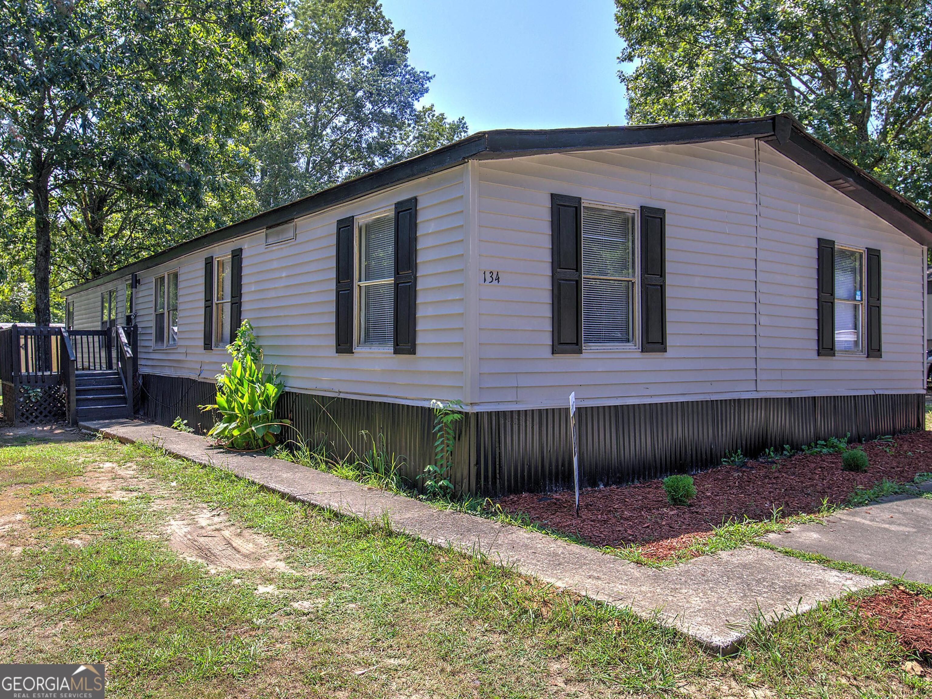 a view of a house with a yard and plants