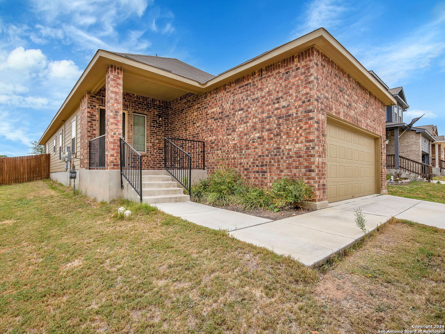 a view of an house with backyard