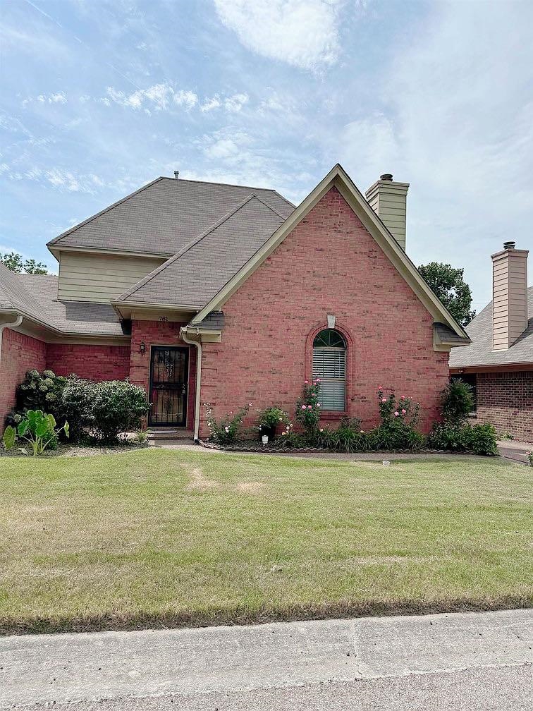 View of front of home featuring a front yard