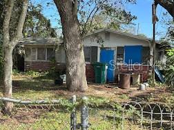 a view of a house with backyard