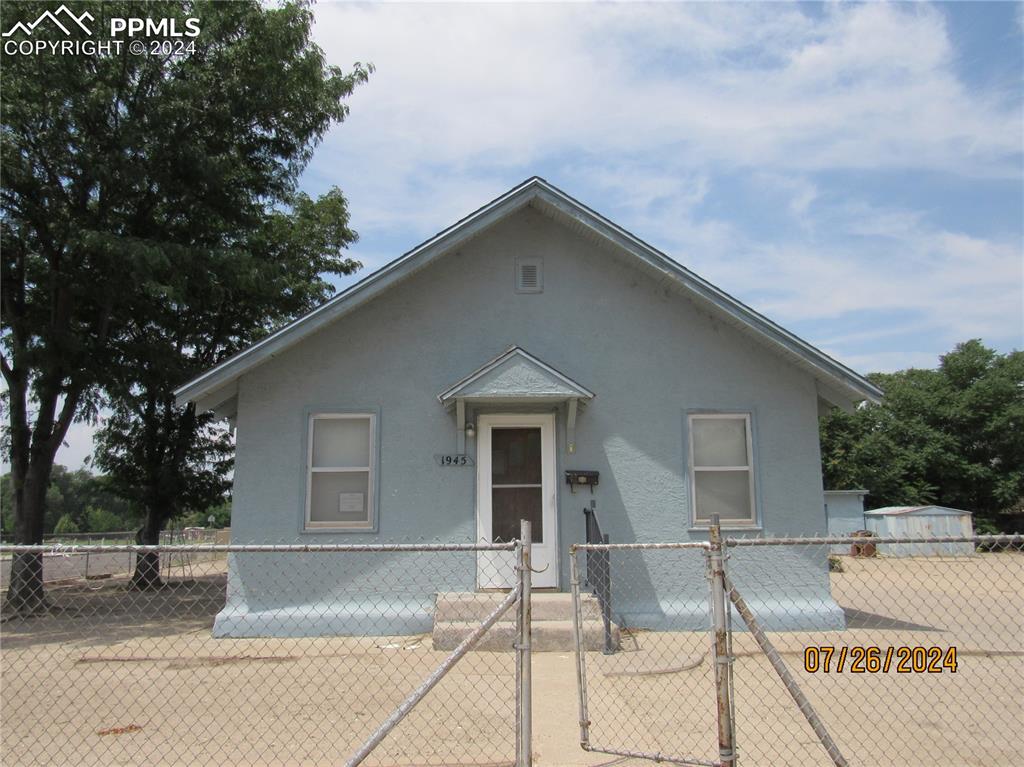 a view of a house with backyard and sitting area