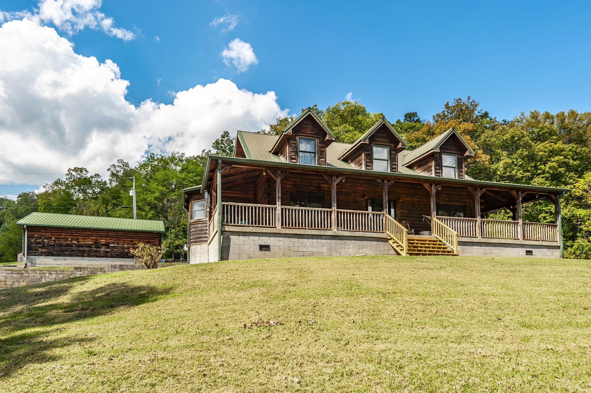 a view of a house with backyard and sitting area