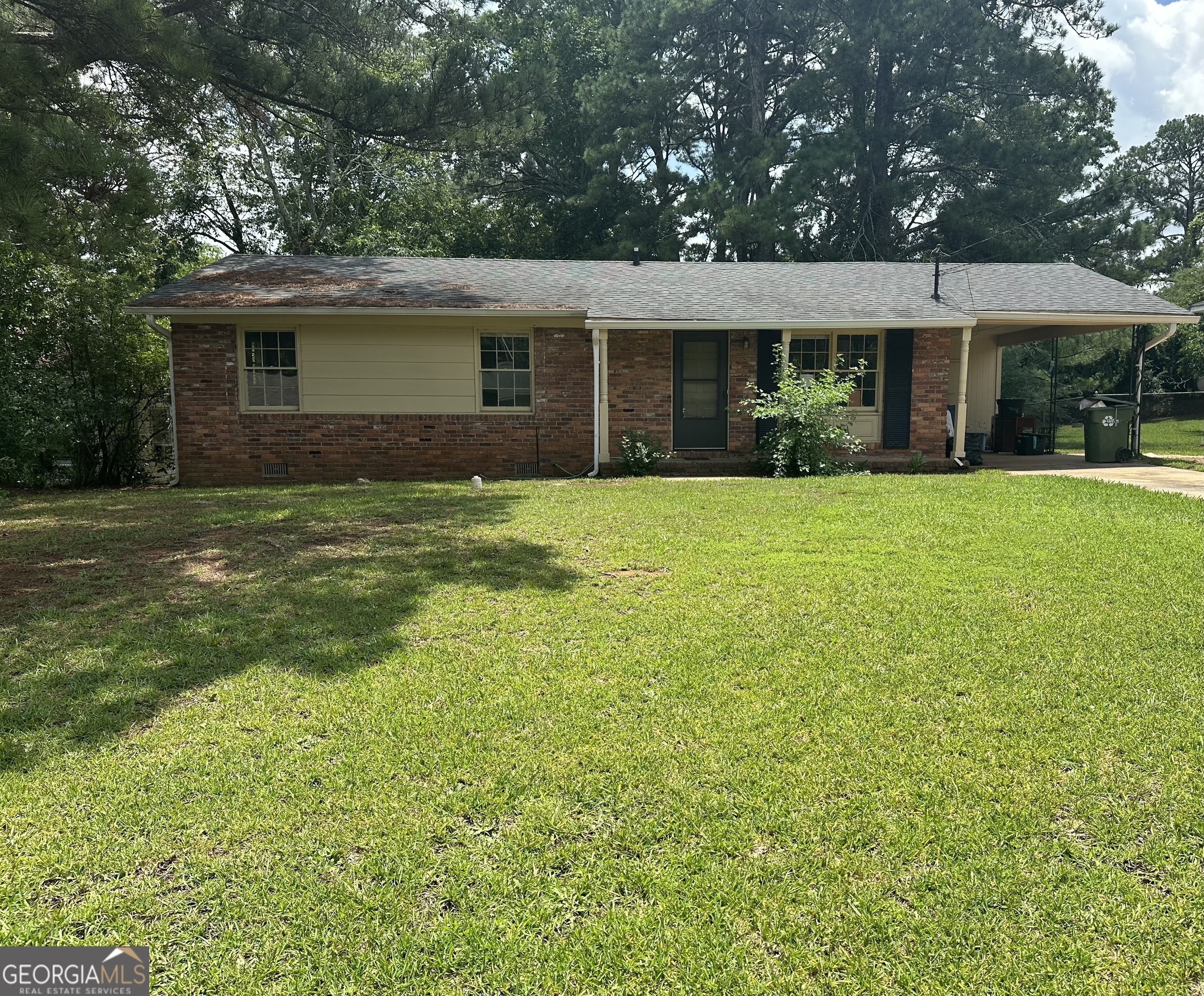 a view of a house with a backyard