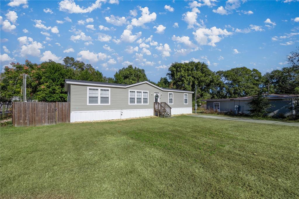 a view of a house with backyard and garden