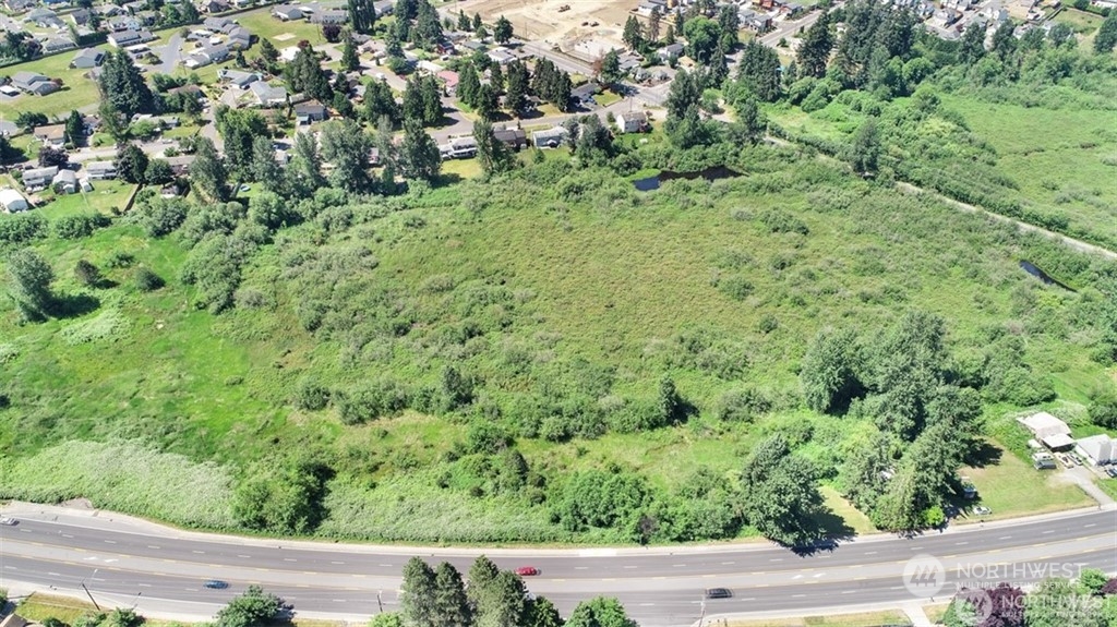 a view of yard with green space