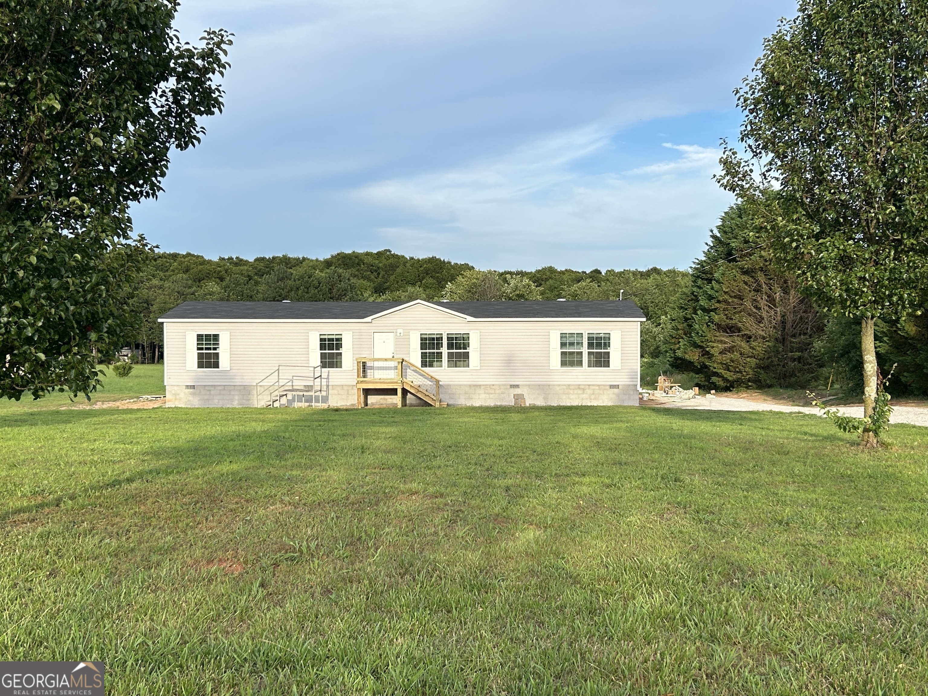 a view of a house with a yard