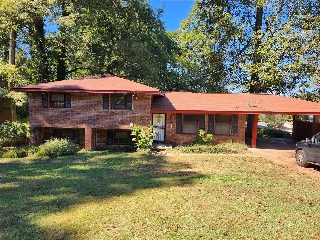 a view of a house with a yard