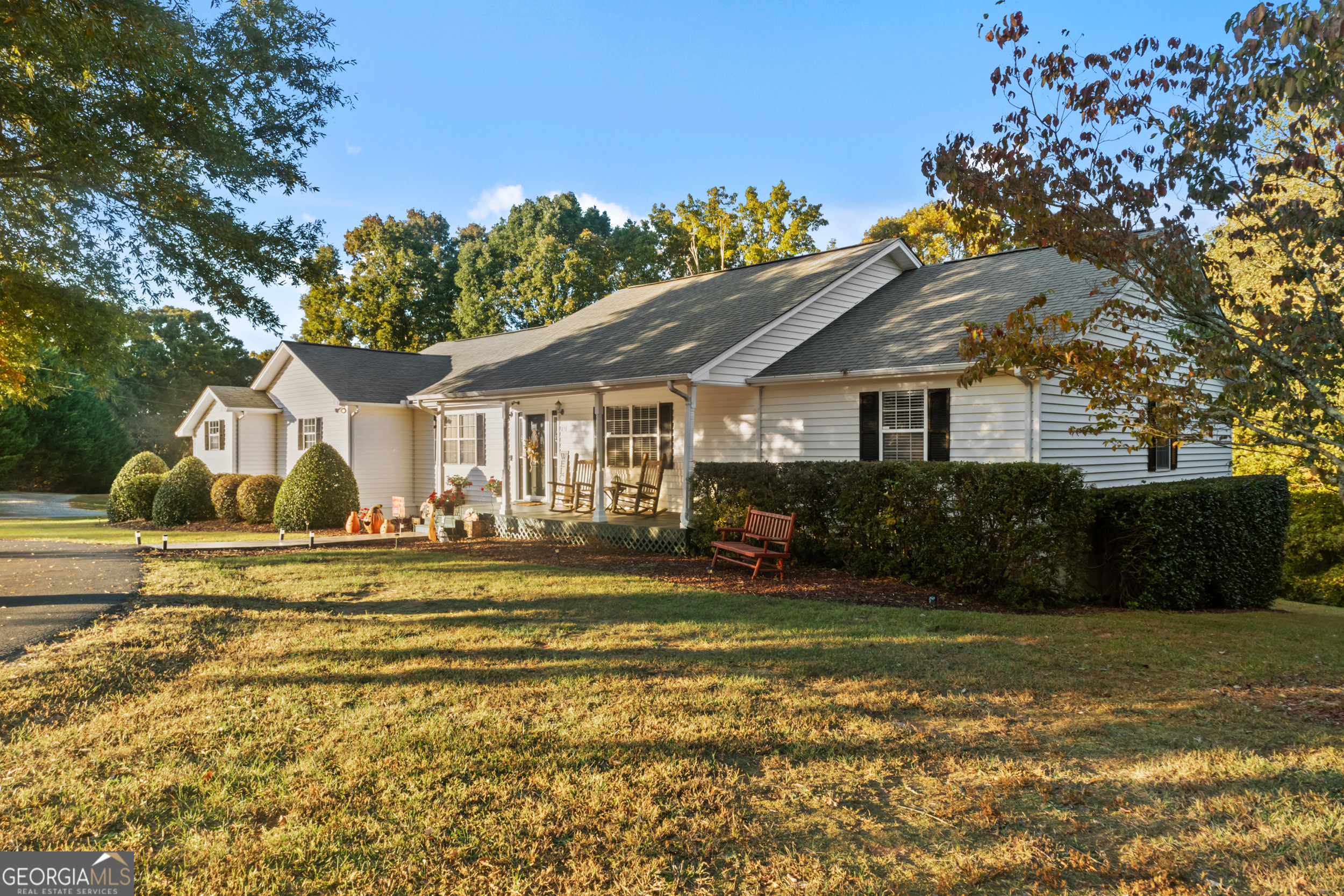 a view of a house with a yard