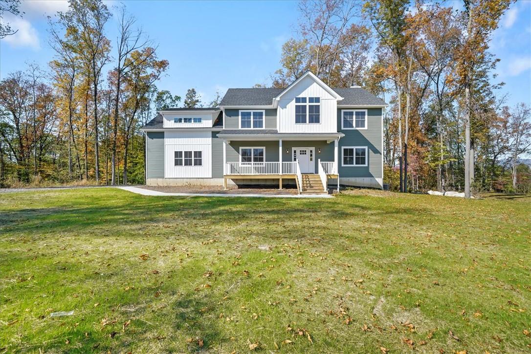 View of front facade featuring a front yard