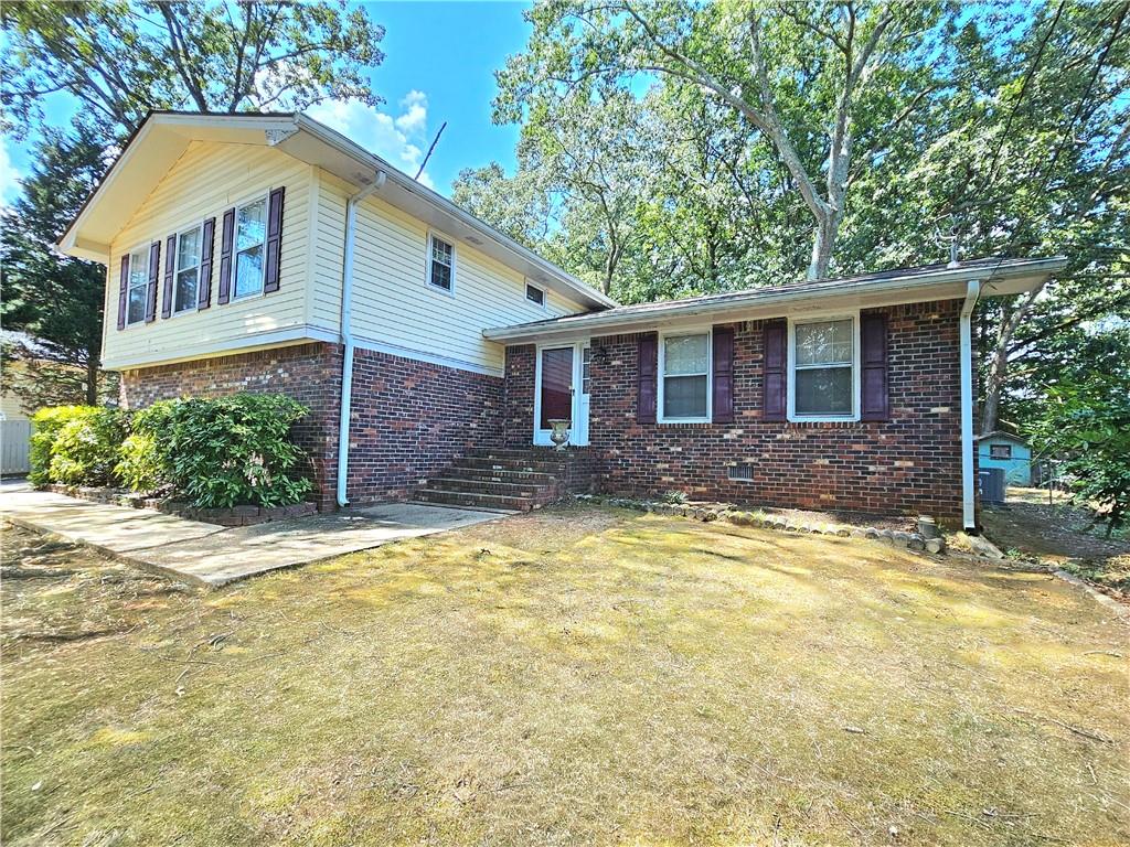 a view of a house with a yard