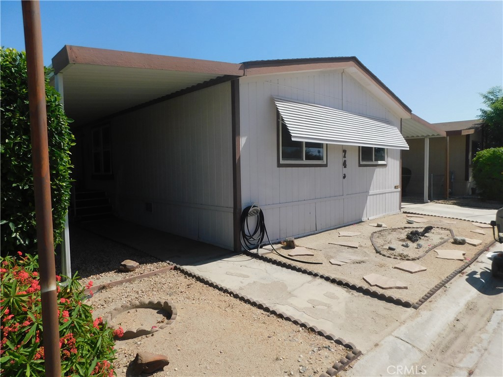 a view of a house with backyard