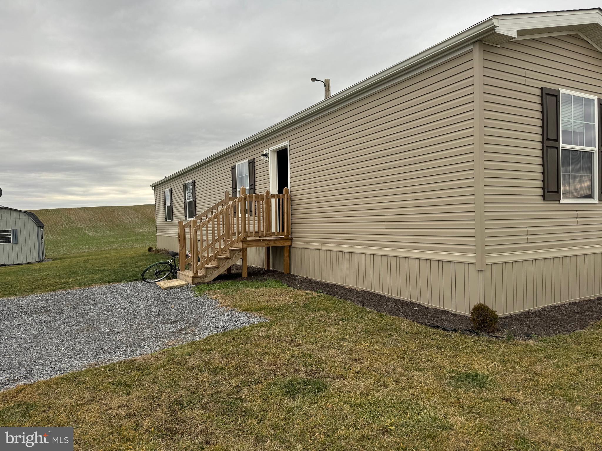 a view of a house with backyard