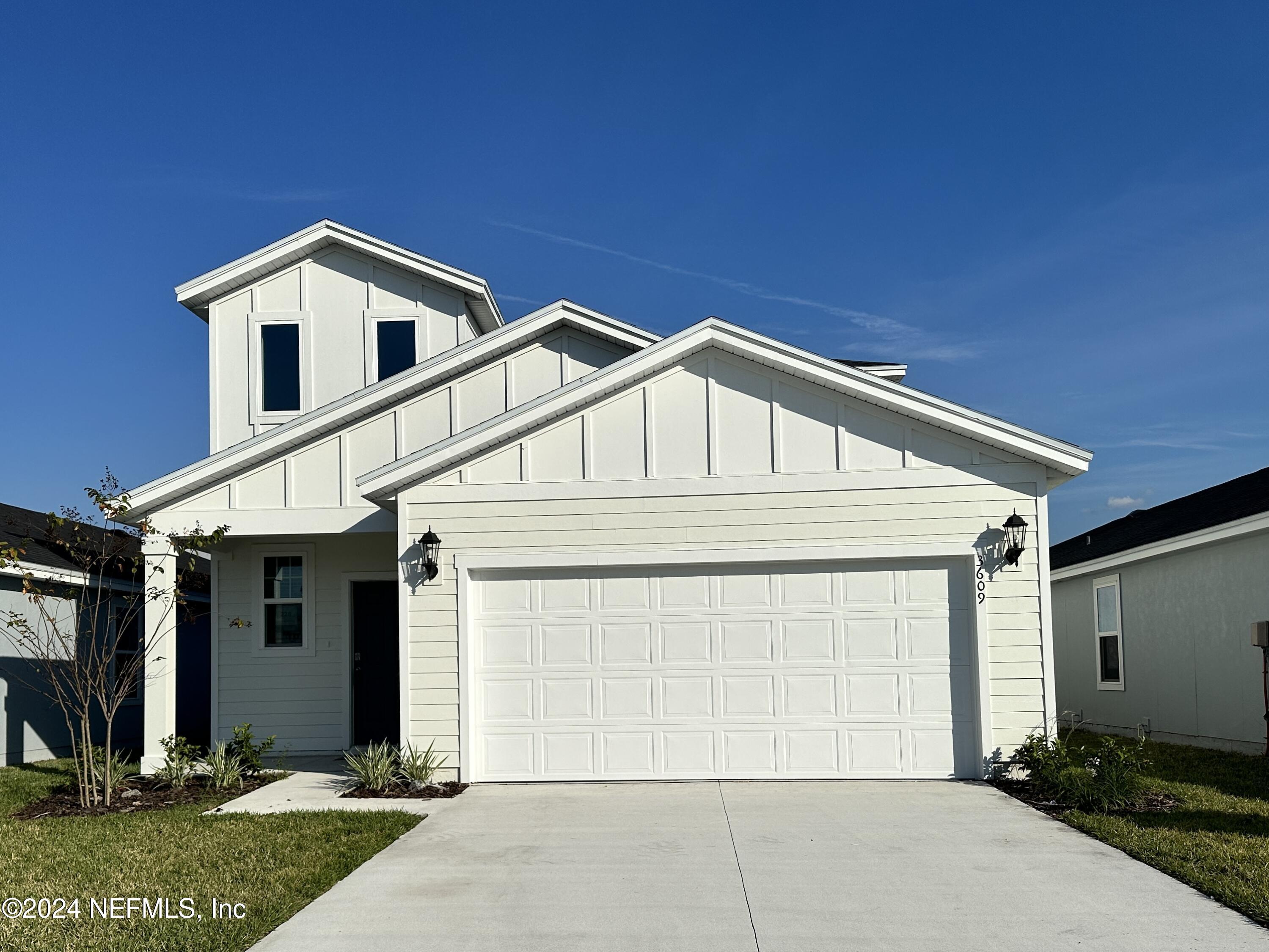 a view of a house with backyard and garden