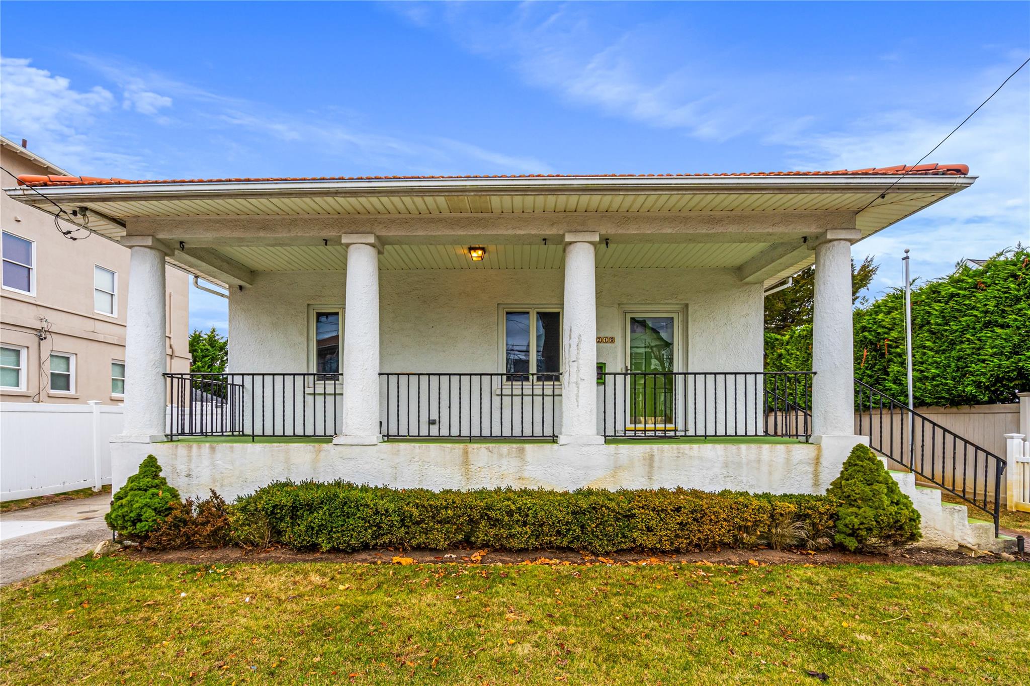 View of front facade featuring a front yard