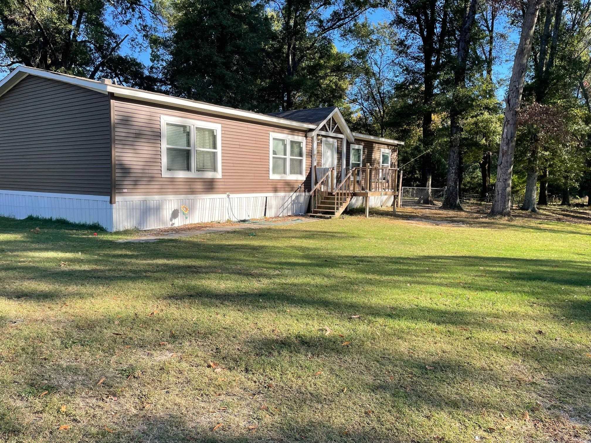 Manufactured / mobile home featuring a front yard