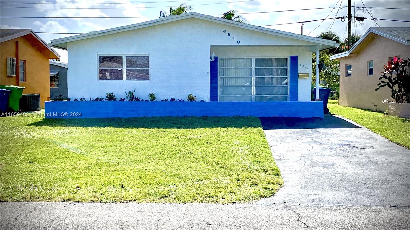 a view of front of a house with a yard