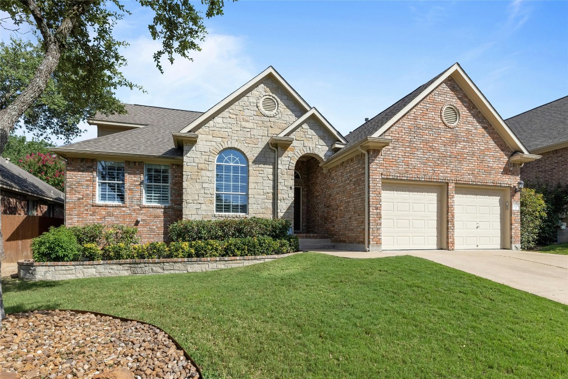 a view of a front of house with a yard