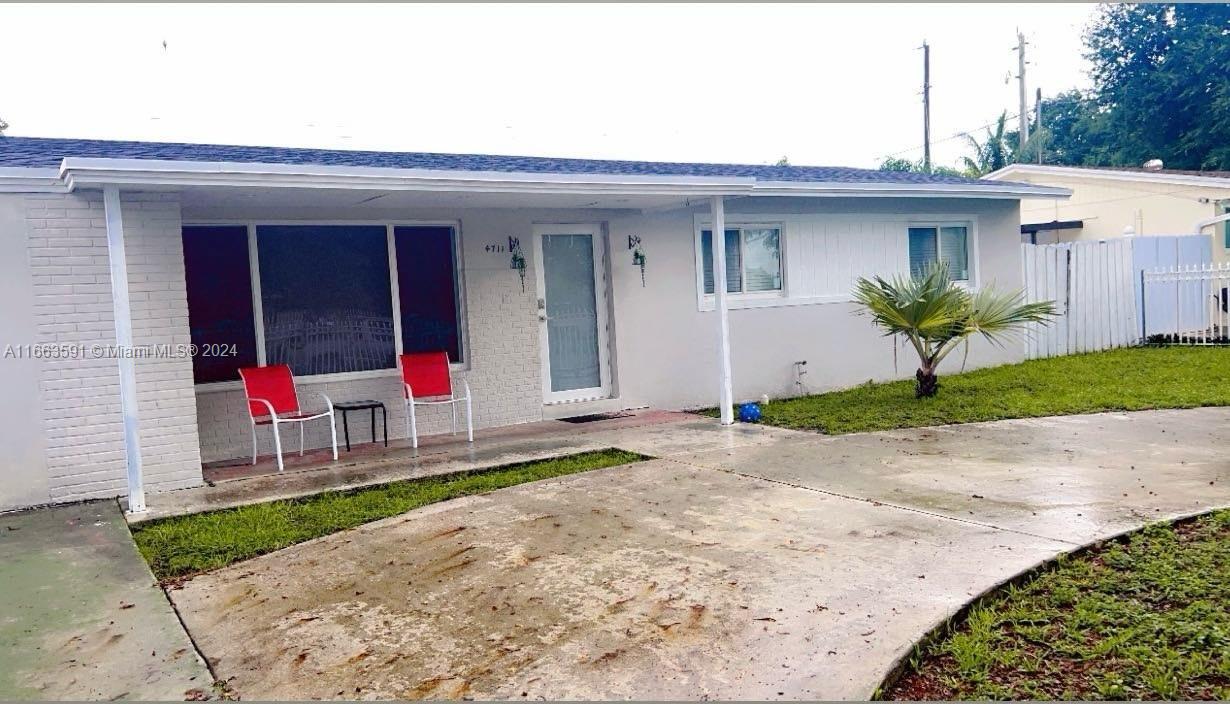 a view of a house with backyard