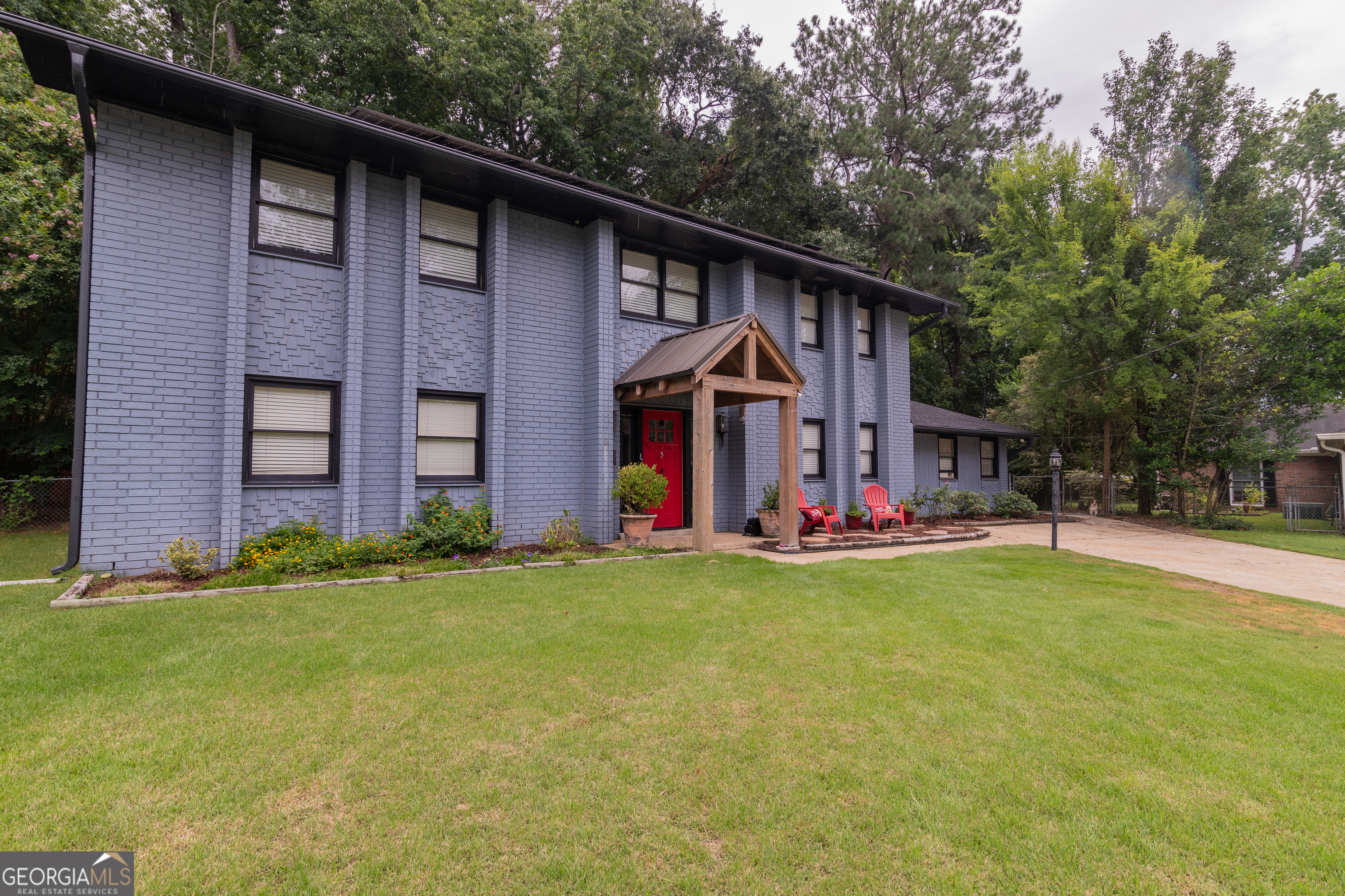 a view of a house with backyard and garden