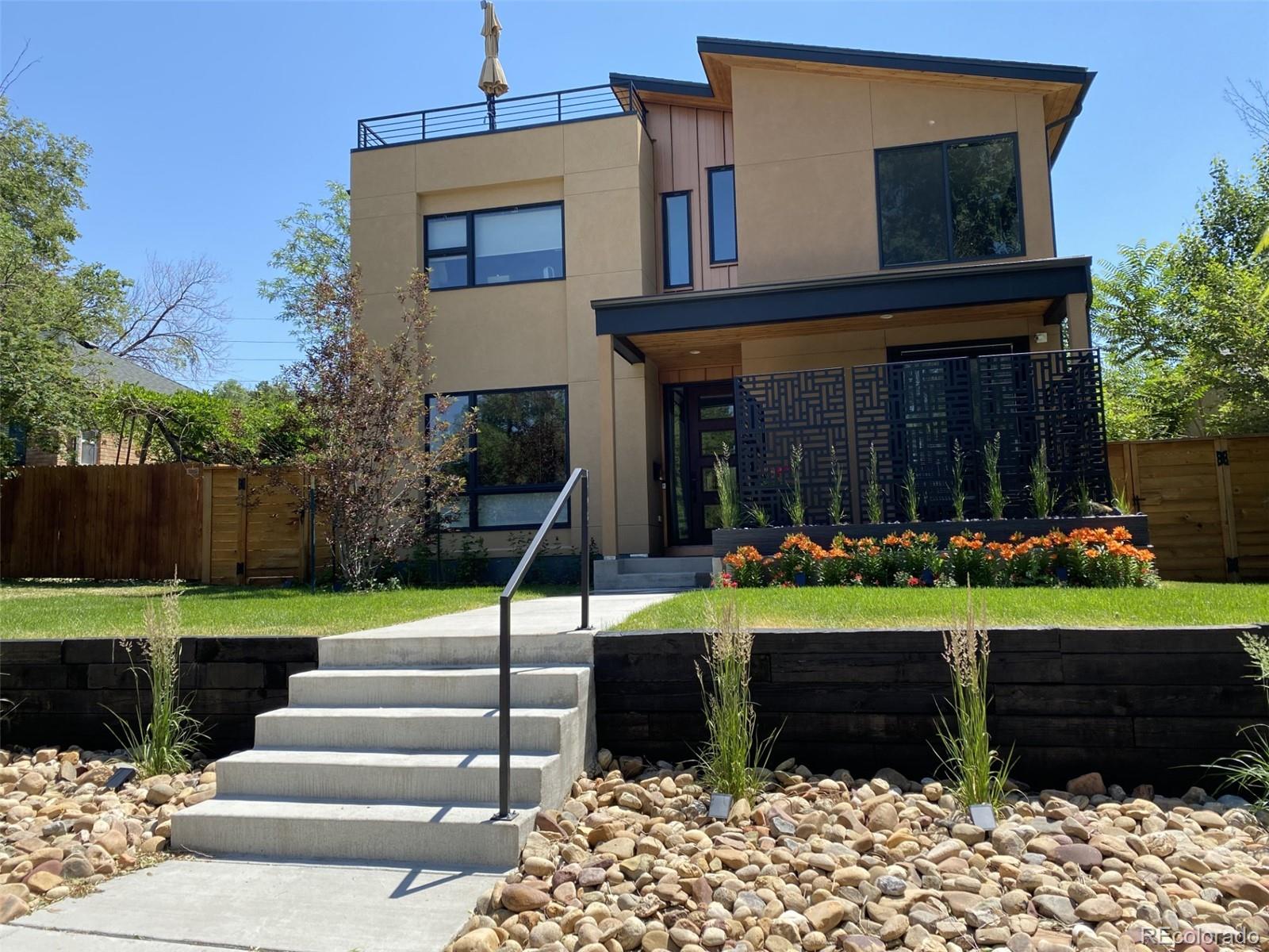 a view of a house with backyard and porch