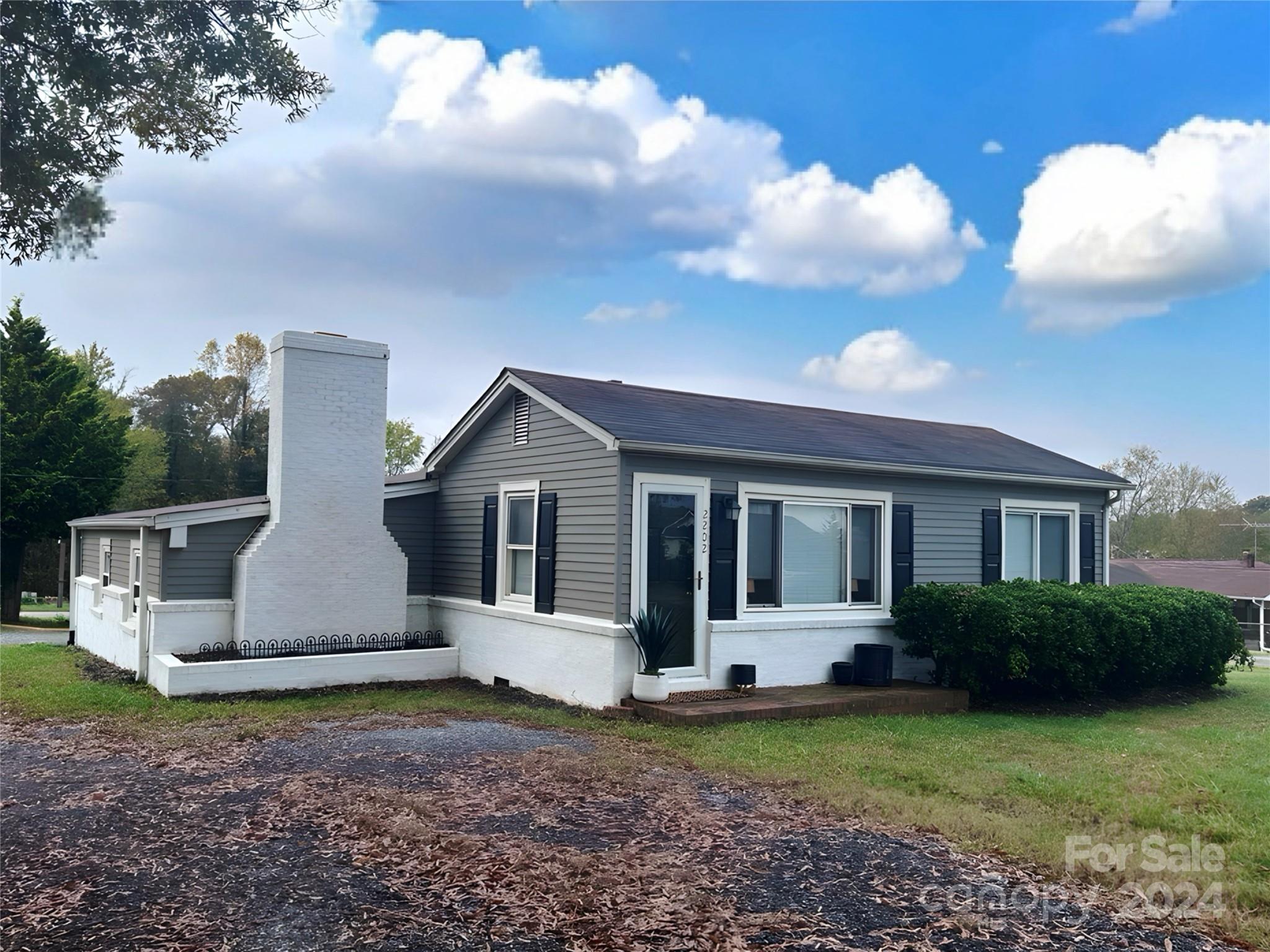 a view of a house with backyard and garden