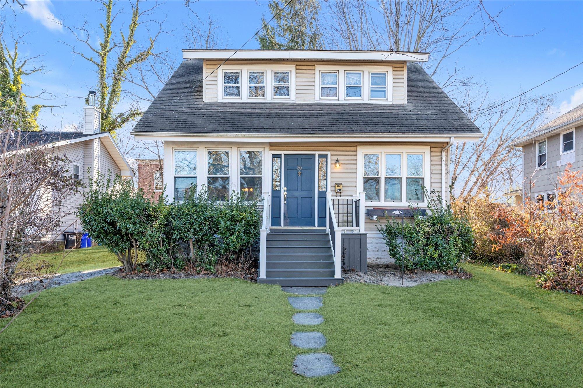 View of front facade featuring a front lawn