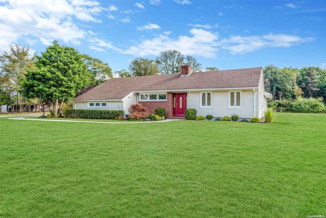 $999,000 | 25 Watchogue Avenue | East Moriches