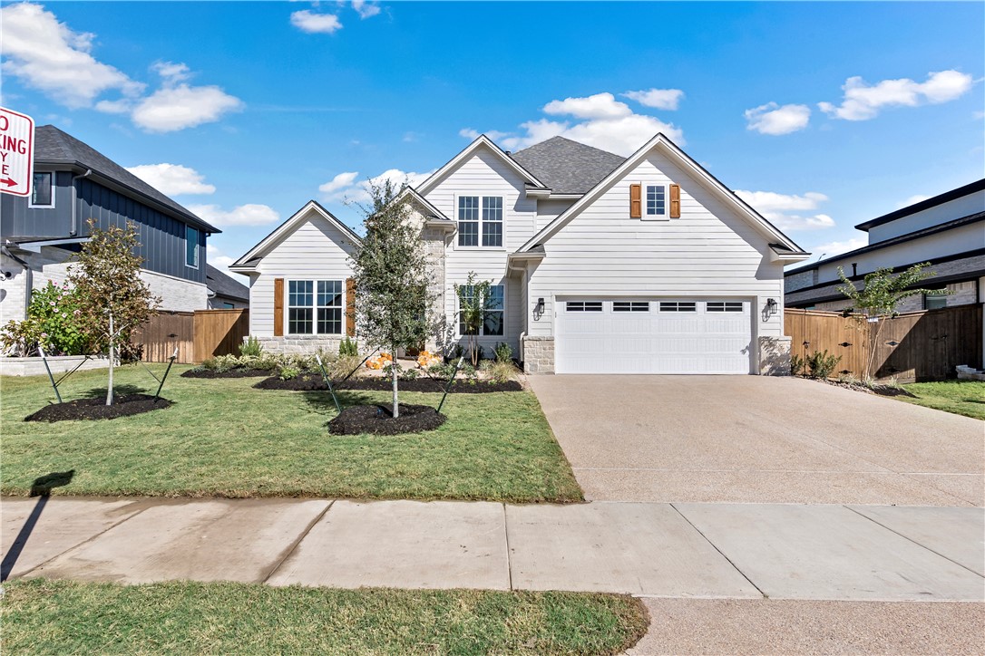 a view of a yard in front of house