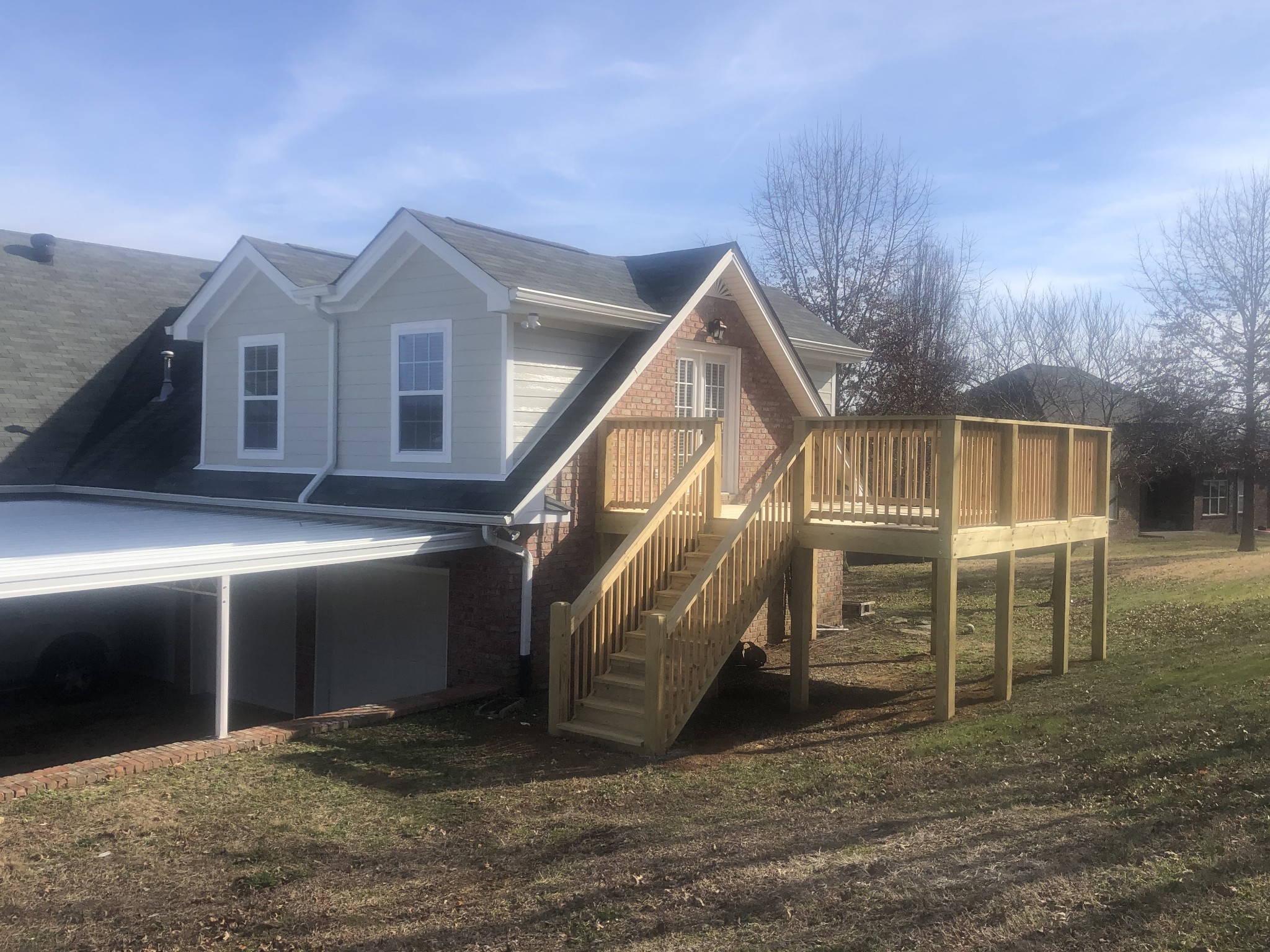 a view of a house with a yard