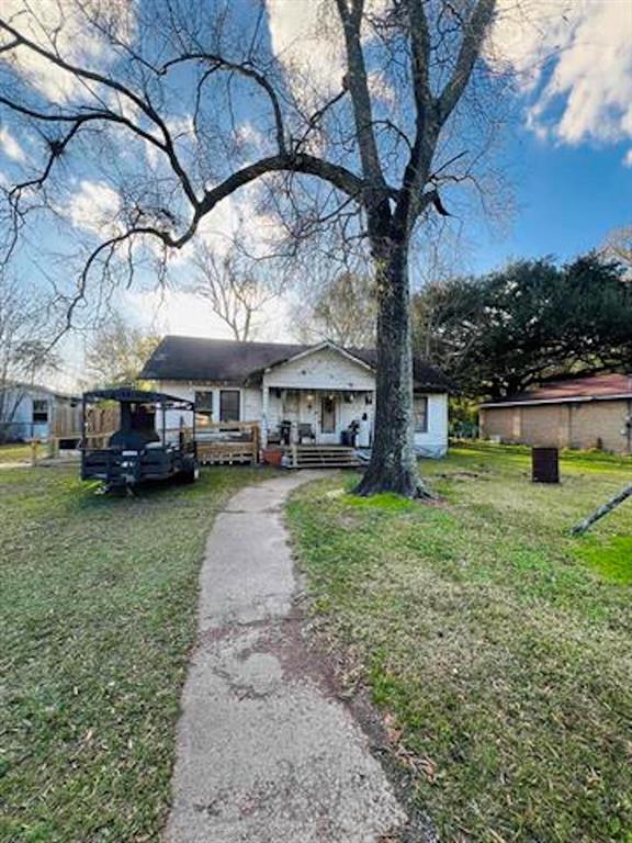 a view of a house with a yard