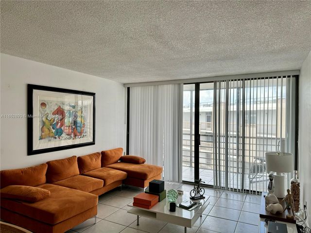 $225,000 | 20400 West Country Club Drive, Unit 814 | Aventura