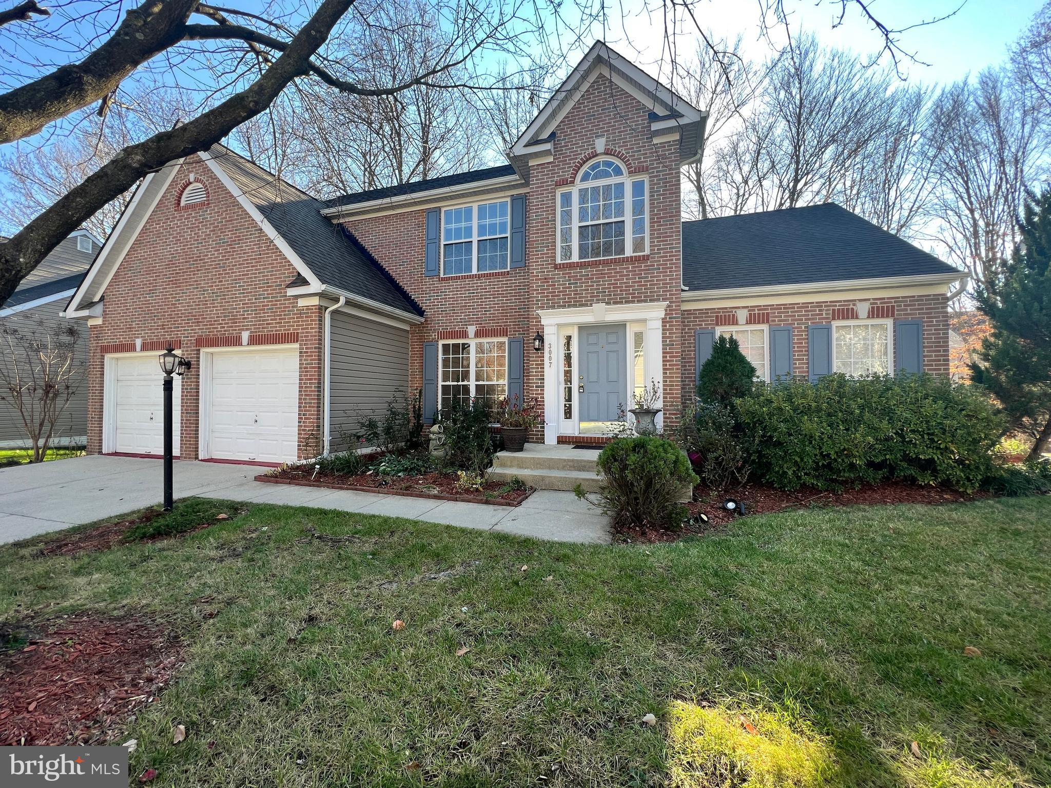 a view of a yard in front of house