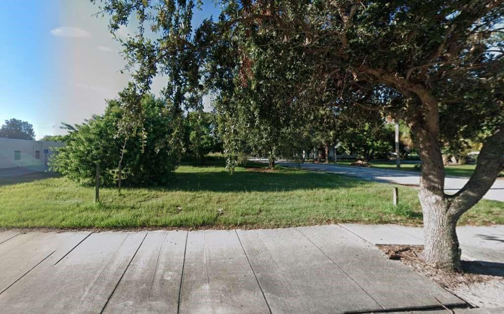 a view of backyard with green space