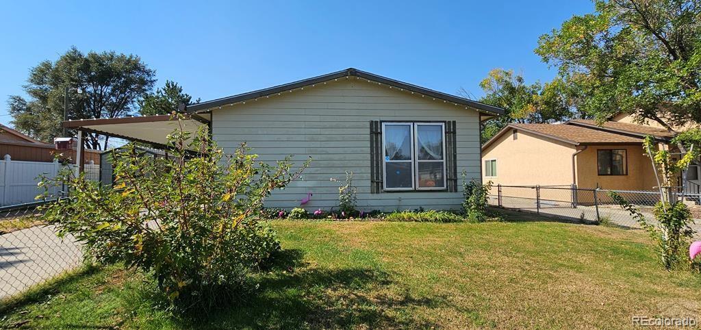 a view of a house with a yard