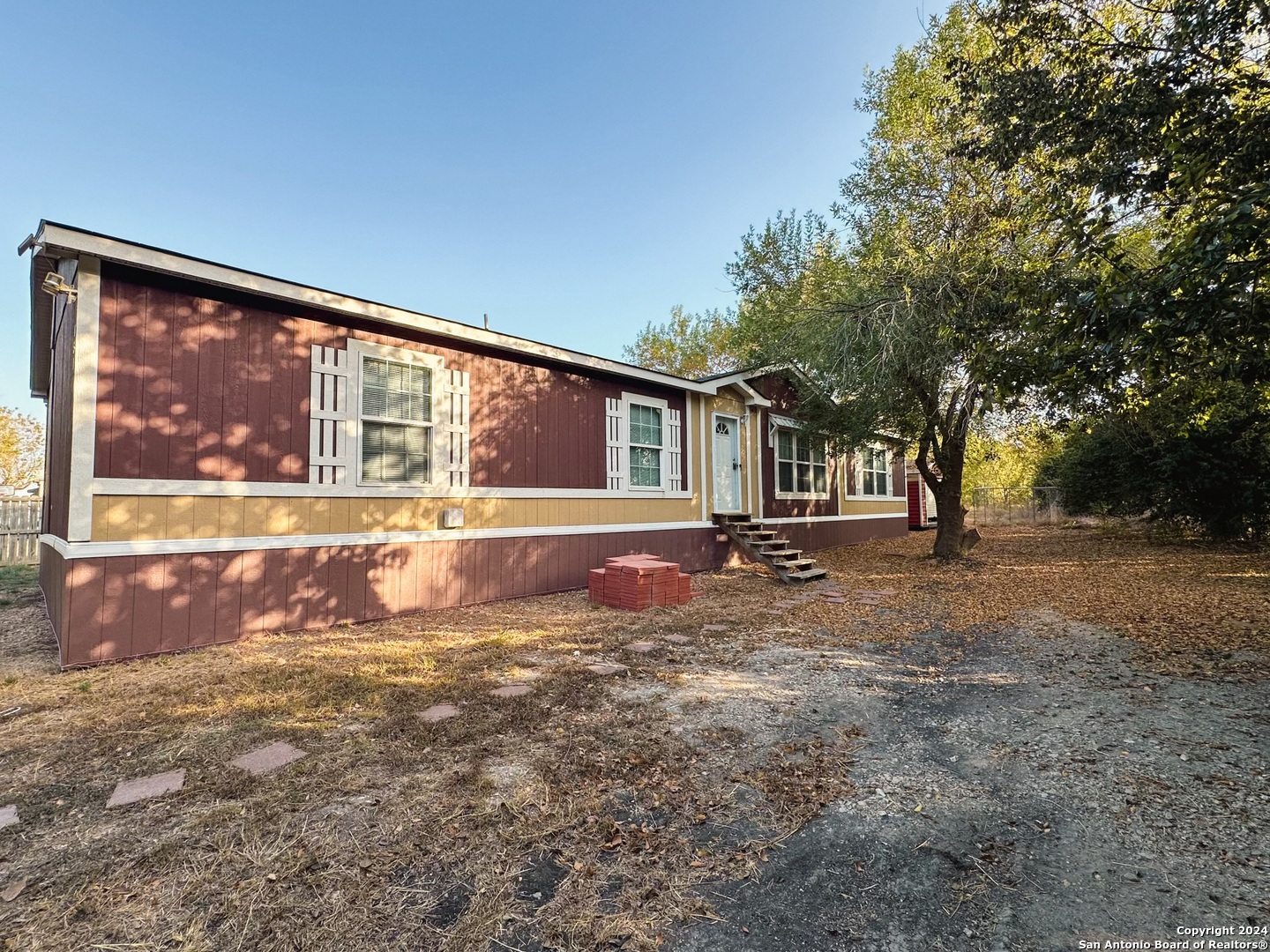 a view of front house with yard