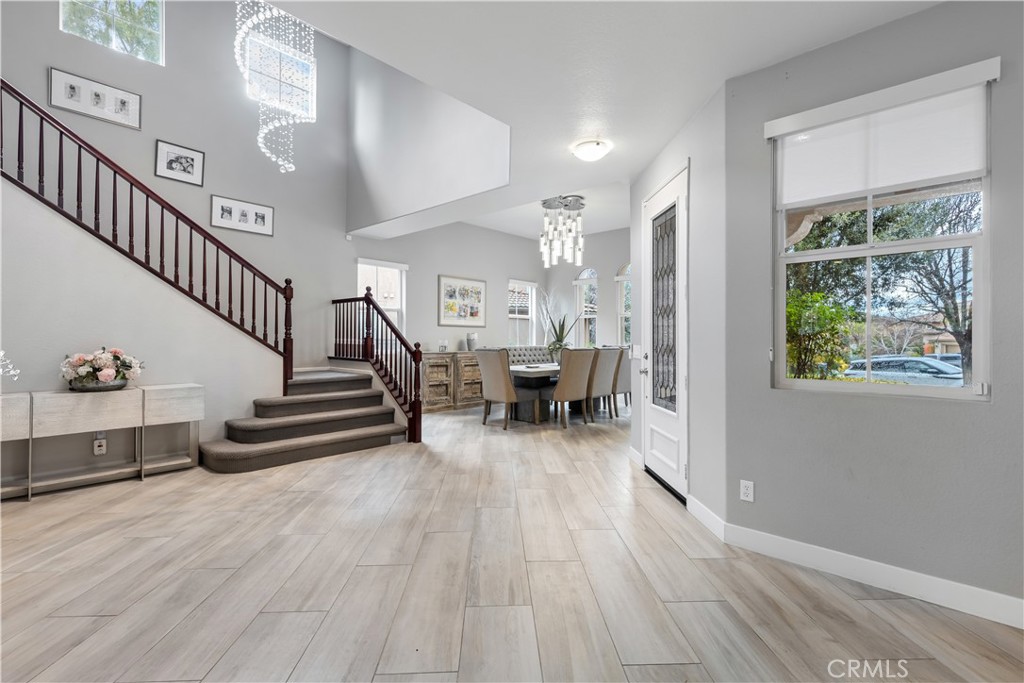 a view of entryway and livingroom with furniture