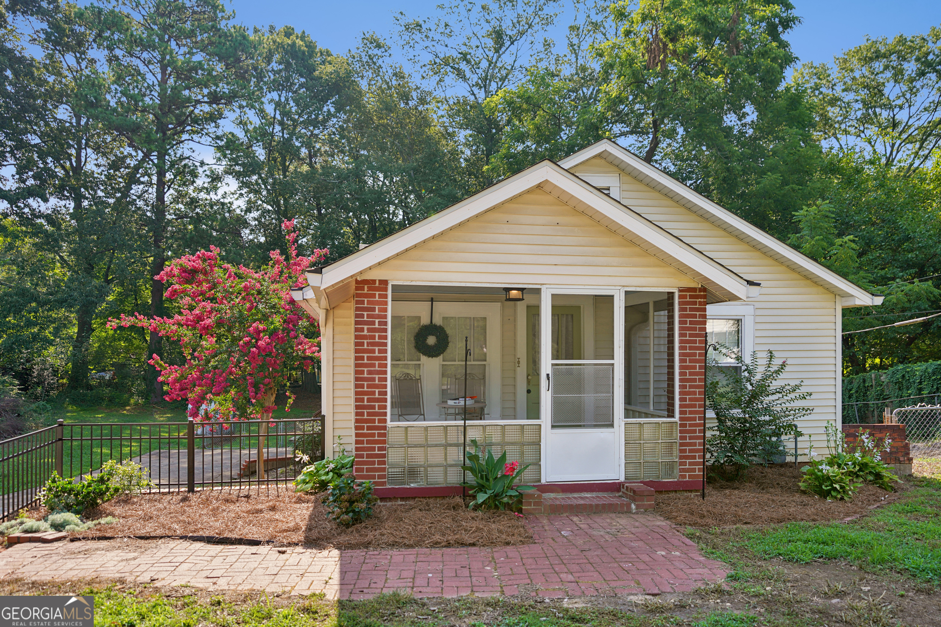 a view of front a house with a yard