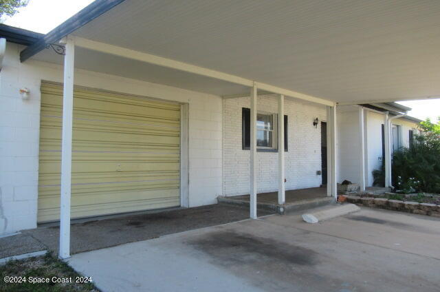 a view of a house with garage